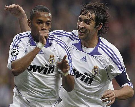 http://www.ligafutbol.net/wp-content/2007/12/robinho-raul.jpg